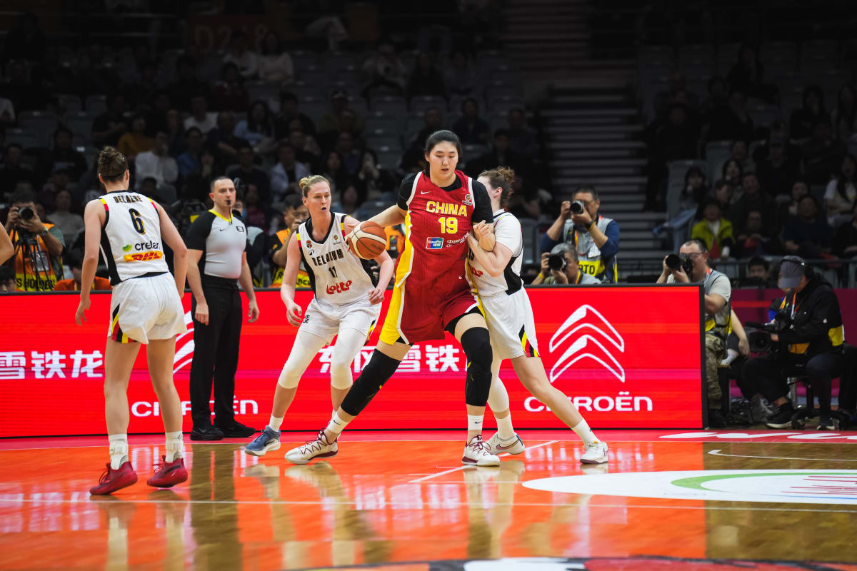 电竞平台-轰20+11！中国女篮18岁2米26新星蜕变：正负值+9，宫鲁鸣没看错她