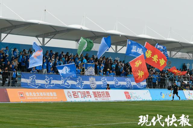 开云电竞-南通海安首个标准化专业足球场启用，足球赛事点燃城市活力